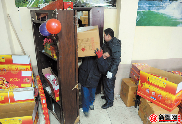 乌鲁木齐一销售点300余件非法烟花爆竹被依法