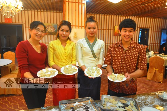 东盟留学生欢度中国年 开心包饺子贴福字