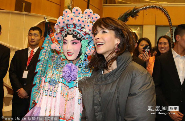 苏菲 玛索春晚后台与京剧演员合影[高清大图]|春