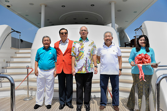 马来西亚总理纳吉布·敦·拉扎克与华彬集团董事长严彬博士在高尔夫海上博物馆-华彬海熊号前合影留念