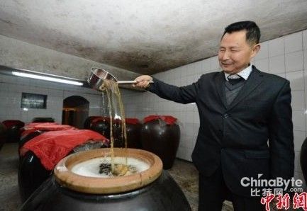 土豪豪宅自挖酒窖系个人喜好 镜头记录酒窖内