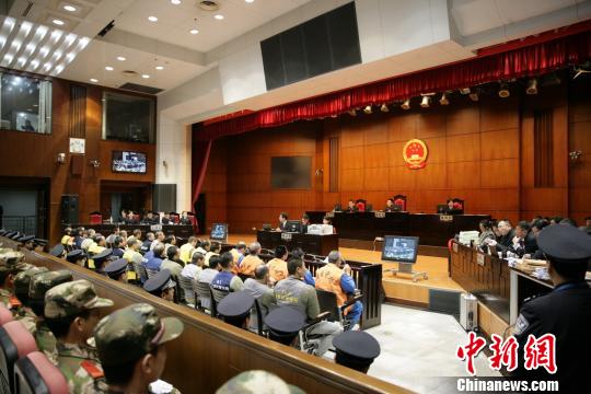 广东惠州黑老大胡炜升受审 34名成员被控多宗罪