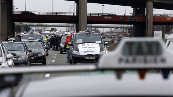 法出租车司机封堵巴黎交通 抗议旅游车不当竞