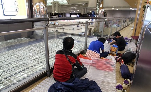 日本机场关闭台旅客飙骂 工作人员:大陆人比较