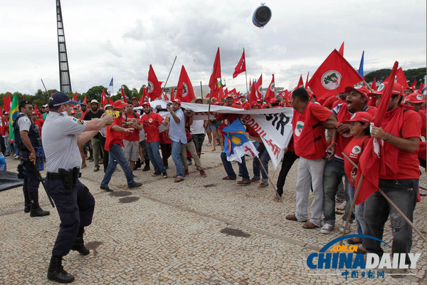 巴西无地工人运动成员示威 遭警察胡椒喷雾袭击