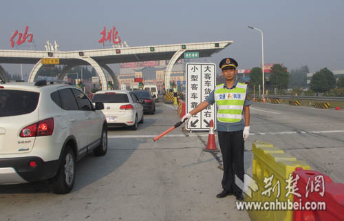 [春运]高速结冰巡逻车遭追尾 执勤路政员救人被