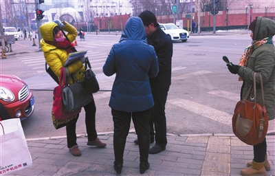 看包人正在招揽生意