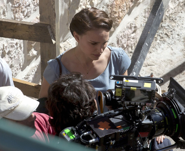 《爱与黑暗的故事》片场 娜塔莉·波特曼人物