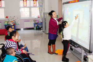 天津市儿童福利院孩子用上多媒体教学设备(图