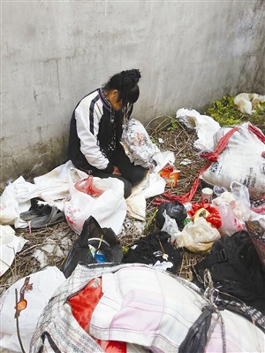 时路过这里遇到了正在挨冻的小狗和它的主人——一名女流浪精神病患者