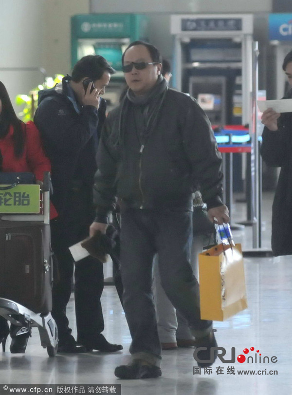 窦唯背吉他中年发福与爸爸现身机场 似经济拮