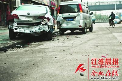 被撞坏的其中两辆汽车 周坤摄高清图片