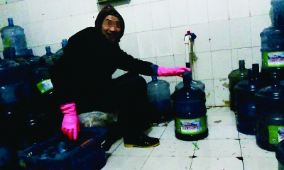 村里自来水摸黑灌成山泉水|工人_凤凰资讯