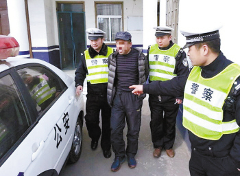 民警查假牌 发现副驾是逃犯|交警|驾驶证