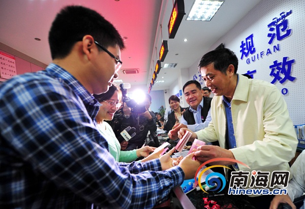 海南结婚证生育证今起同时发 只需签名摁手印