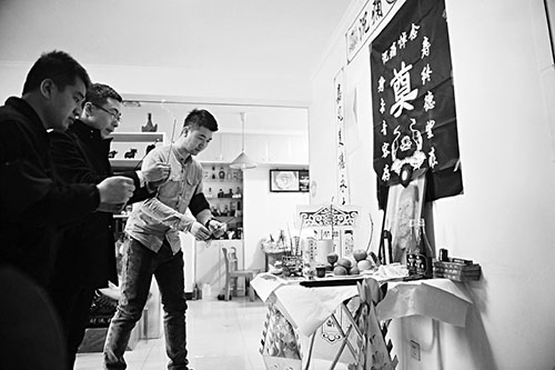 徒弟们在灵堂前上香本报记者寇宁摄