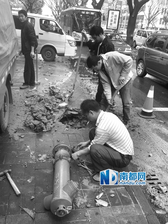 路虎撞歪消防栓|消防栓|司机