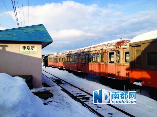 津轻铁路上的暖炉列车。