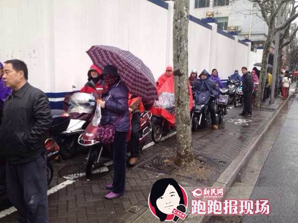 沪电动车主冒雨上牌 签承诺书拿临牌