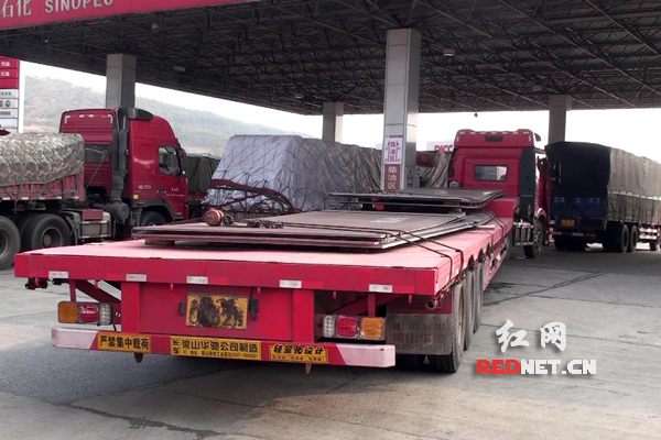 大货车油污薄膜遮挡号牌 司机被罚200元记12