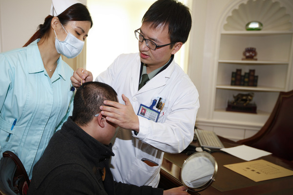 上海好心人隋金成受伤头皮补种头发2000根(