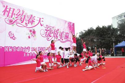 纪念<em>三八</em><em>妇女节</em>104周年 泸州举行<em>广场舞</em>大赛