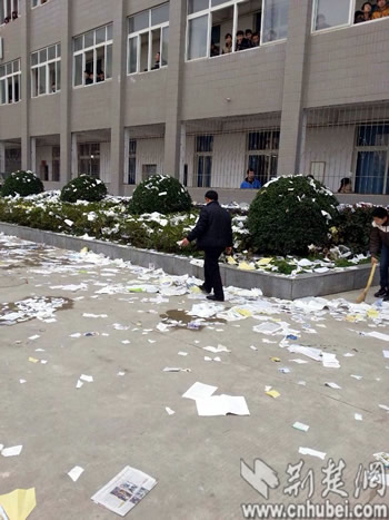 孝感工业学校高中部部分老师因不满降薪停止上