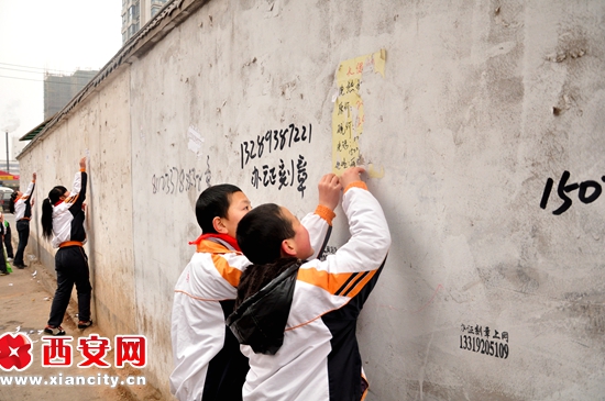 绿色环保小风车学雷锋日在行动 西安网讯(记者 赵鹏)三月是一个春光明媚、生机勃勃的季节,三月更是一个讲文明、树新风,让雷锋精神吹遍校园每一个角落的季节。在学雷锋纪念日来临之际,科创路小学全体师生聚集在一起,举行了弘扬雷锋精神 倡导时代新风活动启动仪式。 该校共青团员及青年教师志愿者组成了爱心互助小葵花分队,以弘扬老吾老以及人之老,幼吾幼以及人之幼的中华民族传统美德为导向,积极为退休教师、空巢老人提供生活照料、心理抚慰以及和贫困学生结对子等志愿服务。