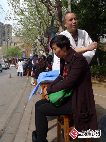 又到一年学雷锋日 云南省各部门街头巷尾开展