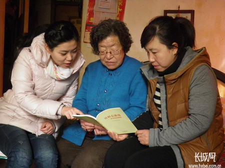 服务里社区志愿者陪80岁老人读书解闷。刘敏