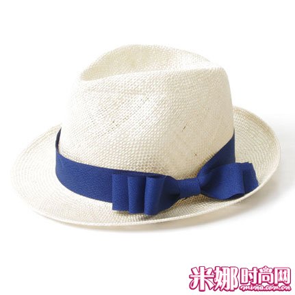 白色草编中折帽配以宝蓝色蝴蝶结装饰，非常优雅上品的设计。