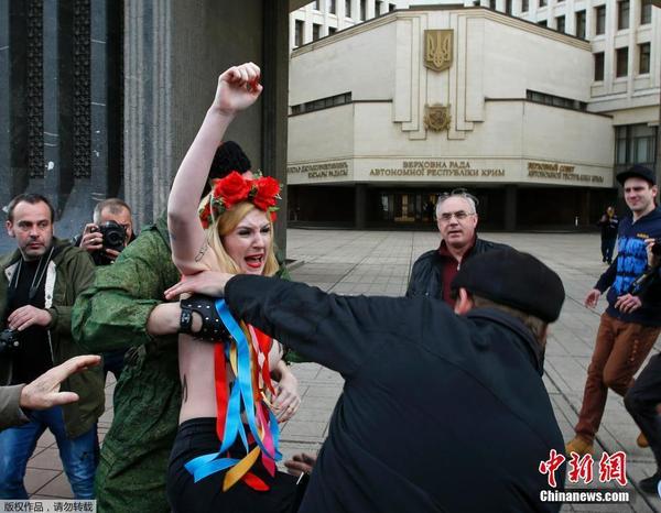乌克兰裸女政府大楼前抗议战争(高清组图)