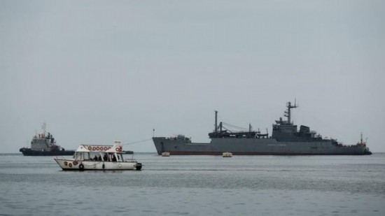 俄军舰一字排开堵死塞瓦斯托波尔港口(组图)|军