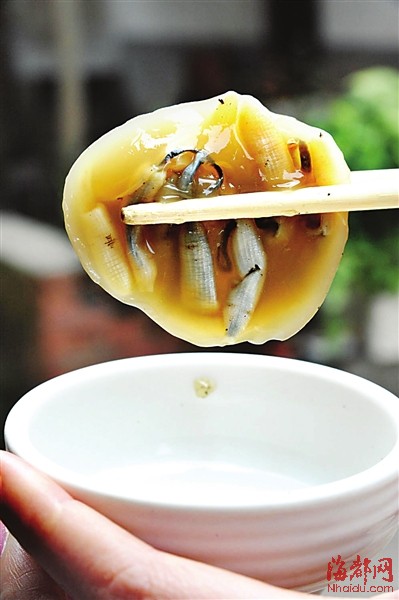 星虫熬汁冷凝 做出爽口土笋冻|苦味|倒入_凤凰资讯