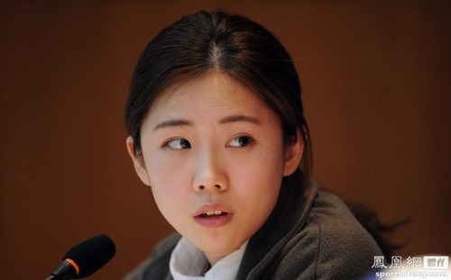 亚冠美女翻译抢镜 网友大赞系奶茶妹妹章泽天翻版[组图]