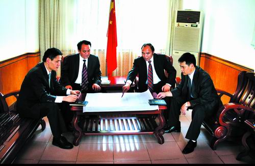 广西化工领导班子在讨论发展规划。