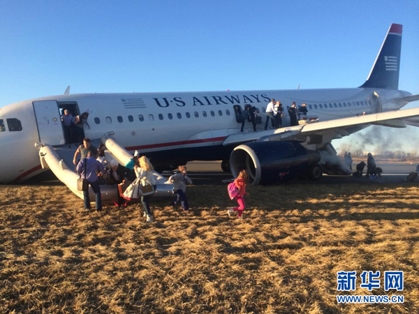 高清图—美国载149人全美航空1702次航班起落架故障 飞机迫降
