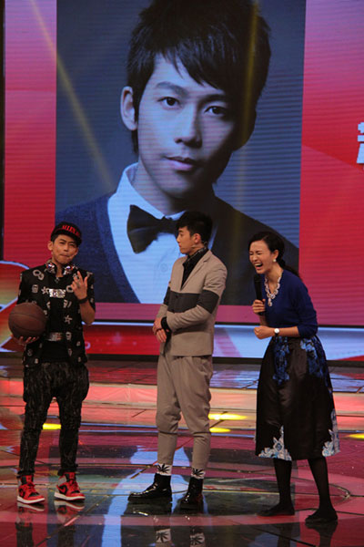 苏醒雪藏后复出首秀球技 与范世琦PK街头篮球