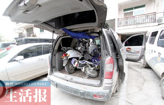 夫妇开别克车到小区偷电动车 保安 以车取人 未