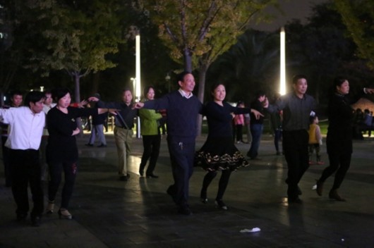 万人广场舞大会启动 大妈抱怨平时缺场地成"公敌"