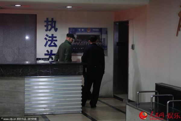 李代沫派出所接受调查 戴黑帽黑脸离开被围堵