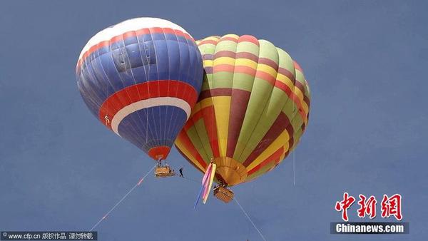 法国冒险王4000英尺高空热气球间走钢丝(组图