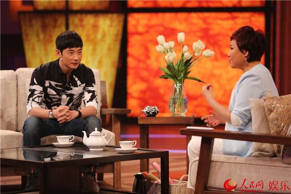 罗晋做客《非常静距离》 室友意外来袭爆猛料