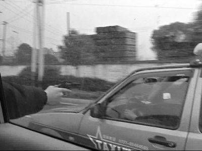 黑的逃避检查数度冲撞警车 交警拔枪警告探身