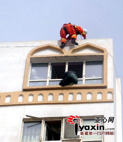 新疆喀什一年轻母亲因1岁半幼子夭折欲跳楼获