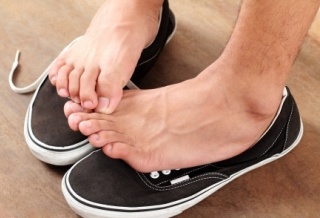 "香港脚"爷爷抠脚换尿布 2岁孩童染菌屁股痒不停|香港脚|足癣_凤凰资讯