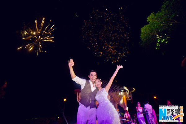 高清:严屹宽为爱妻放烟花 婚礼之夜璀璨倾城|婚