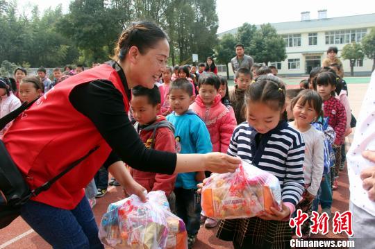 湖北荆门义工关爱留守儿童 大爱传荆城(图)|义