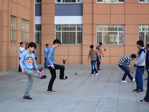 信息科学技术学院2013 4中队举行踢毽子大赛