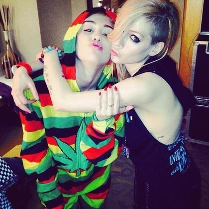 麦莉和艾薇儿打起来了? 扯头发爆粗场面混乱(图)